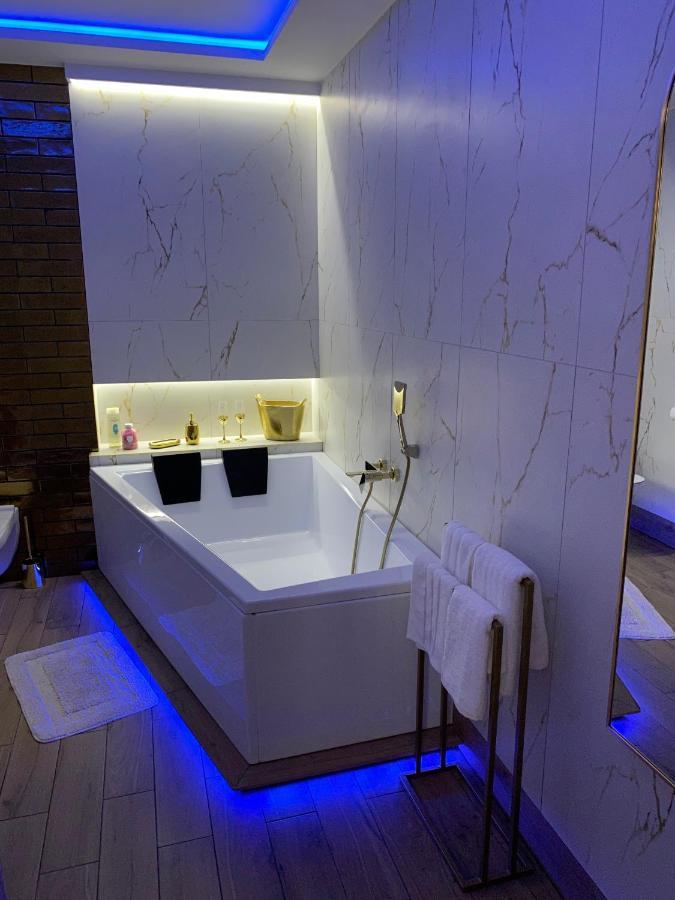 Apartament "Love" Centrum Z Duza Wanna Dla Dwojga Gniezno Luaran gambar